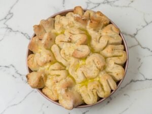 pull-apart garlic bread recipe using easy pizza dough recipe